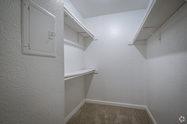 2BR, 2BA - 917SF