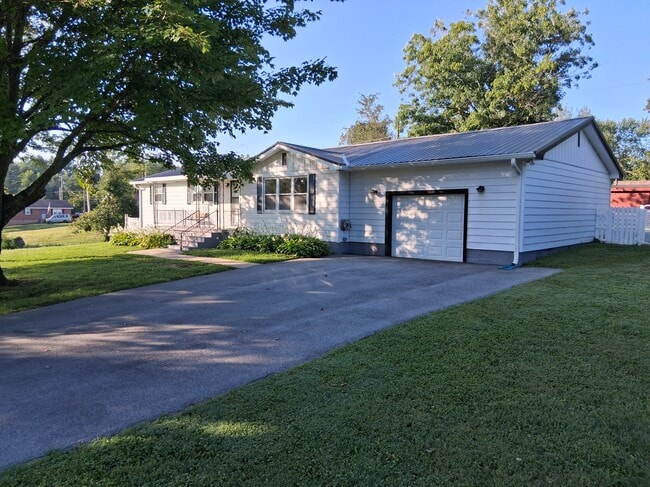 Building Photo - 1424 Hawkins Dr Rental