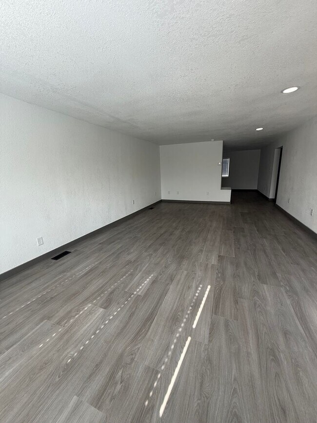 Photo - 2551 S Main St