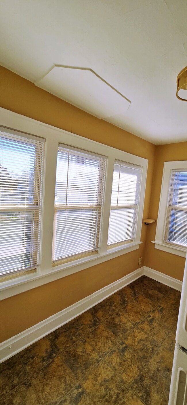 Cozy eat-in area - 2359 Indiana Ave Unit 2359