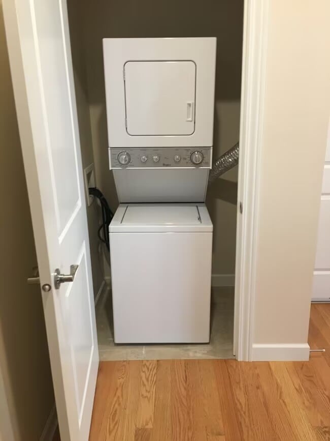 Laundry in unit - 2500 Muscatine Ave