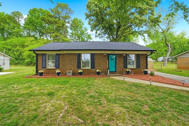 Building Photo - 818 Dedmon Dr