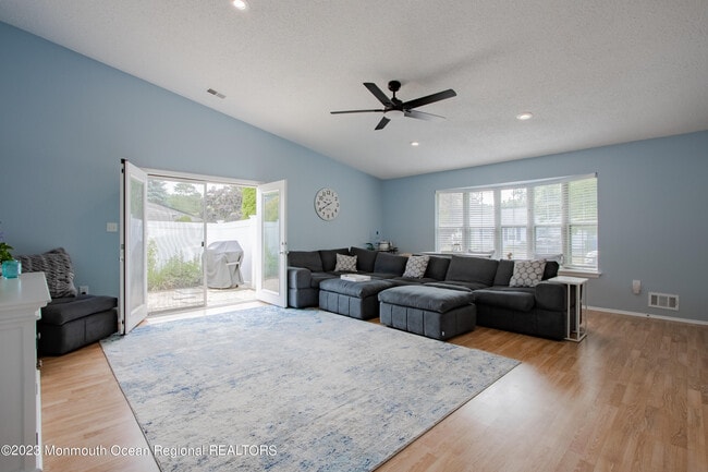 49 Williamsburg Dr