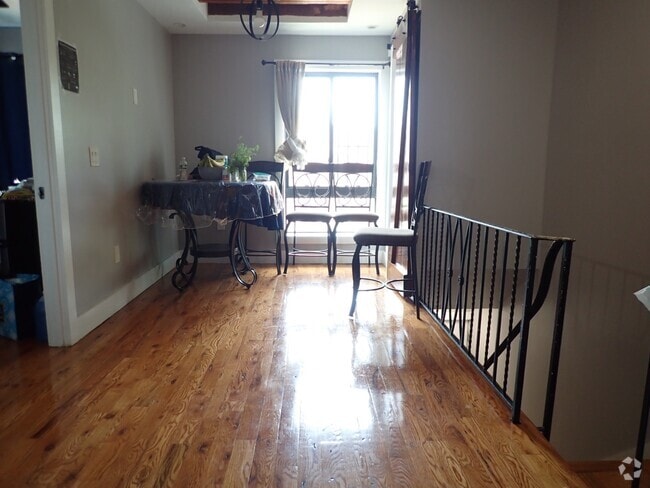 Building Photo - 203 Crystal St Unit 2 Rental