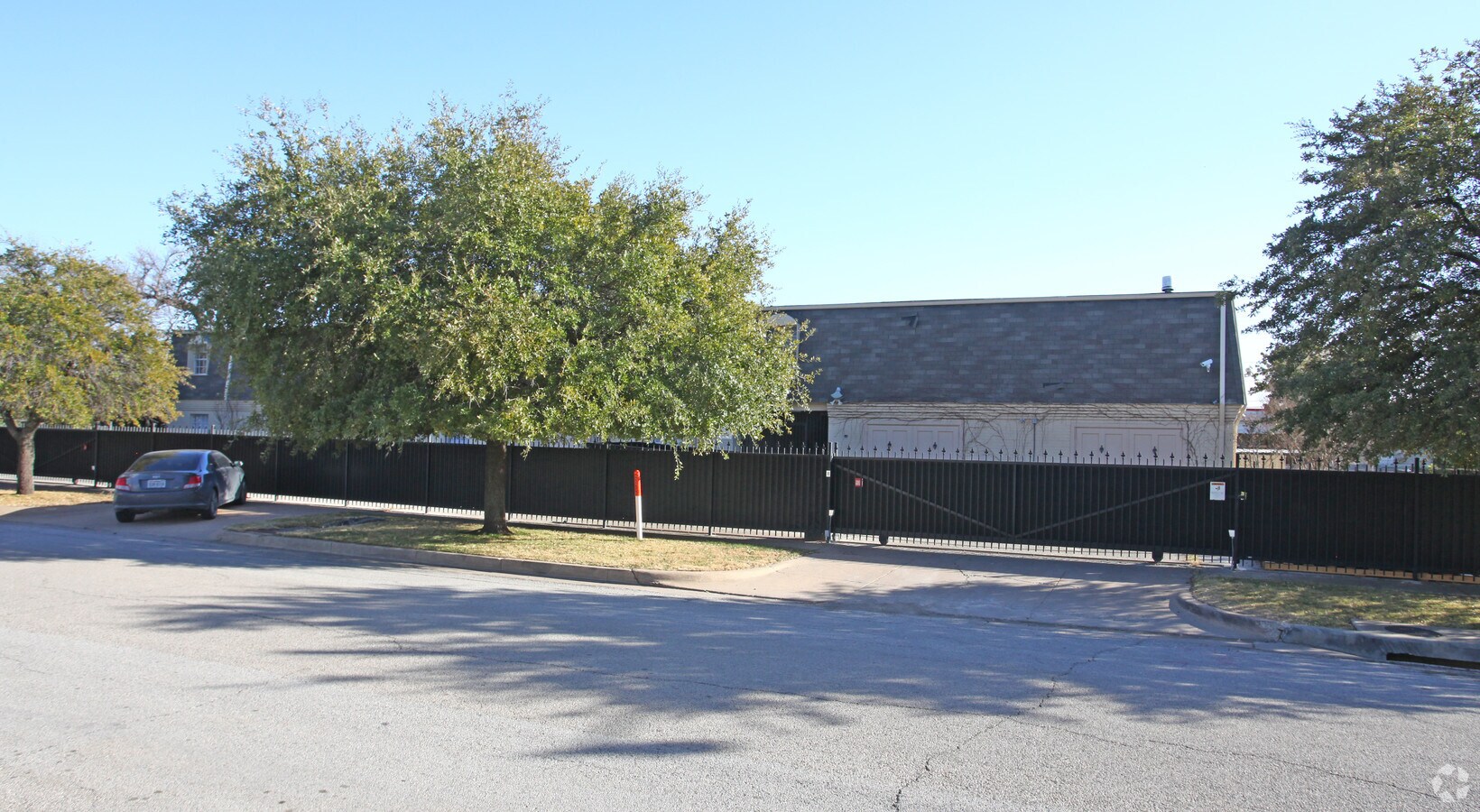 Photo - La Chateau Plaza Apartments