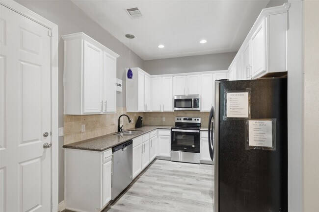 Photo - 9003 Bayview Cove Dr