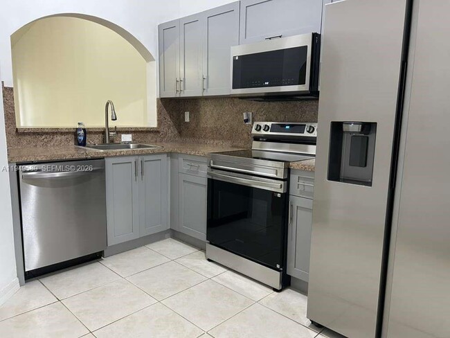 Building Photo - 2911 SE 13th Ave Unit 203-49