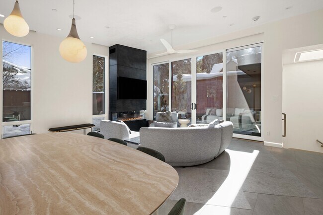 Photo - 211 W Main St Unidad 102