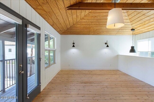 Photo - Contemporary Stunning Carriage house in th...