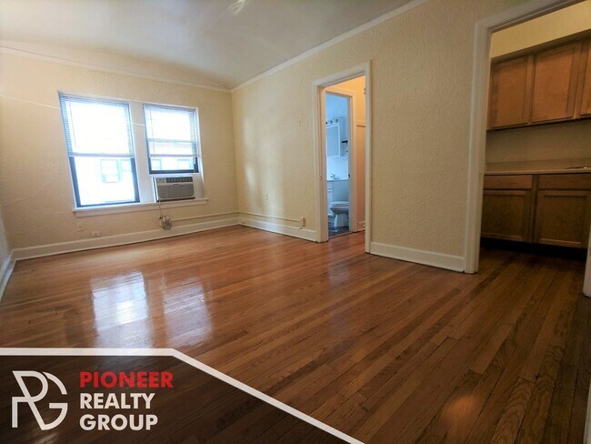 Building Photo - 535 W Arlington Pl Rental