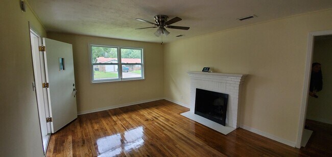 Photo - 854 Allison St