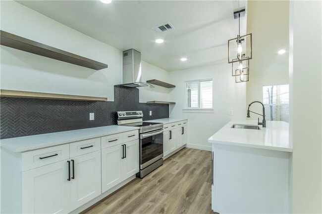 Photo - 601 E 50th St