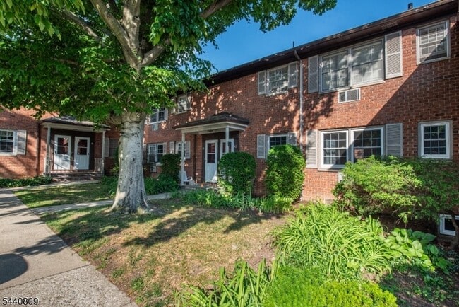 Photo - 206 Main St
