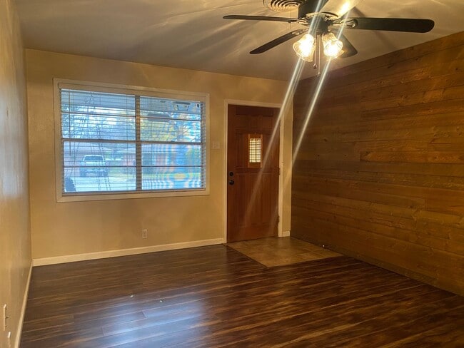 Photo - 3 BEDROOM NEAR BONHAM MIDDLE SCHOOL, EASY ...