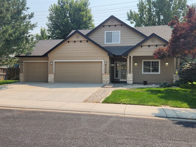Building Photo - Remodeled 4 bedroom home