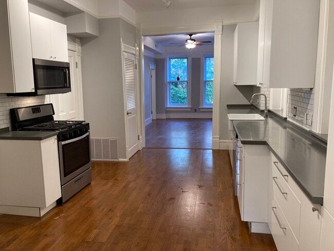 Building Photo - 1102 N Wolcott Ave Unit 2 Rental