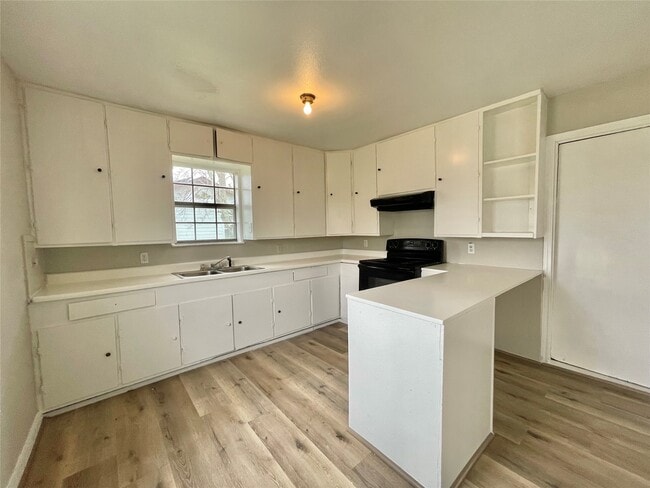 Photo - 327 W 7th St