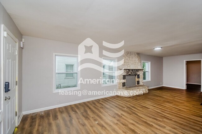 Photo - 3620 N Gladstone Ave