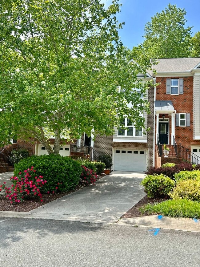 Building Photo - Beautiful 2 bedroom 2.5 bath Townhome in Carrboro