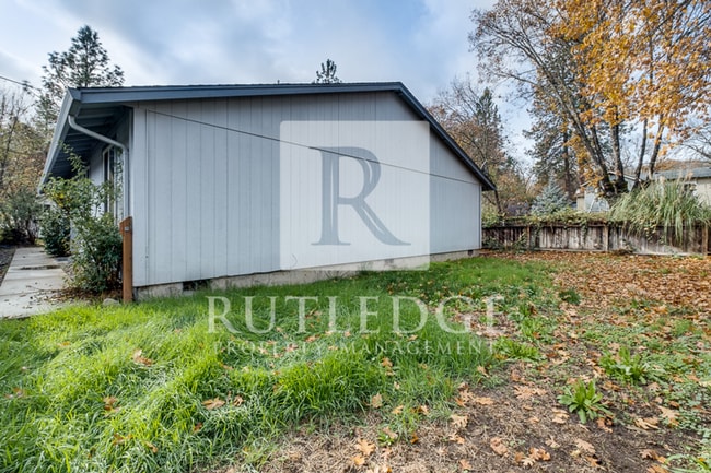 Photo - 3 Bedroom / 3 Bath Home Available in the Heart of Shady Cove!