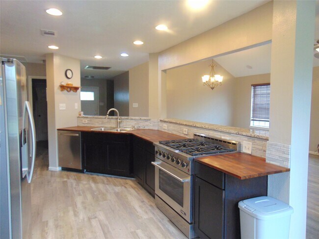 Building Photo - 1809 Edinburg Ave