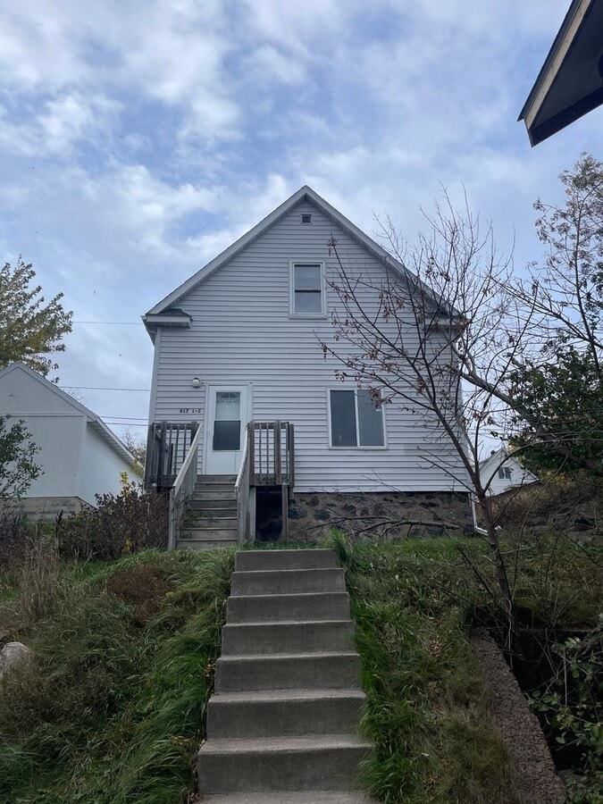 AVAILABLE FEBRUARY 2 BED 1 BATH W/ Off streat parking ! - AVAILABLE FEBRUARY 2 BED 1 BATH W/ Off streat parking !