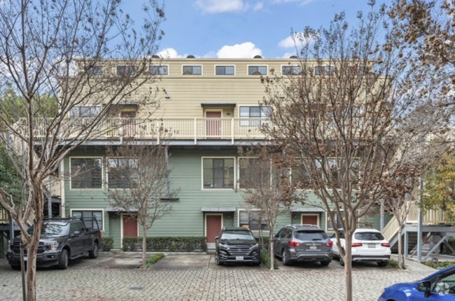 Building Photo - Charming 2-Bedroom Condo with Modern Comfo...