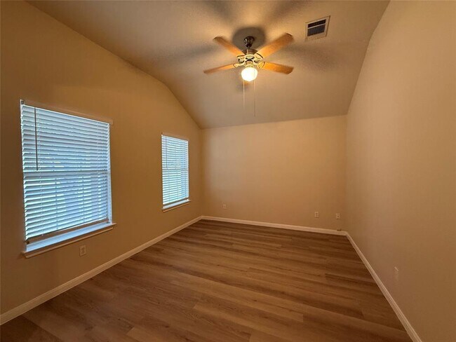 Photo - 125 Ashwood S