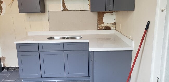 Building Photo - 922 N Roman St