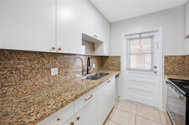 Photo - 5420 Hollywood Blvd Unit 208