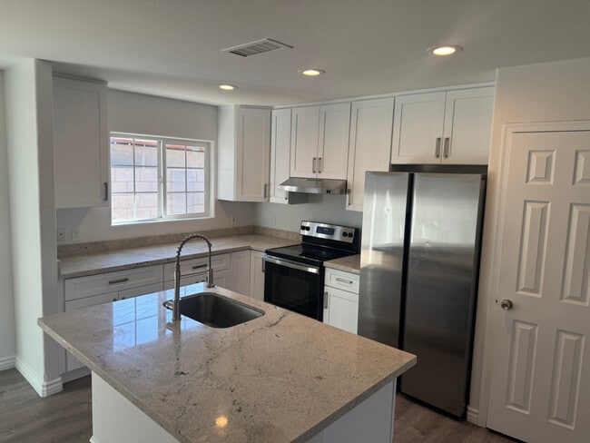 Building Photo - 2702 E Juniper Ave