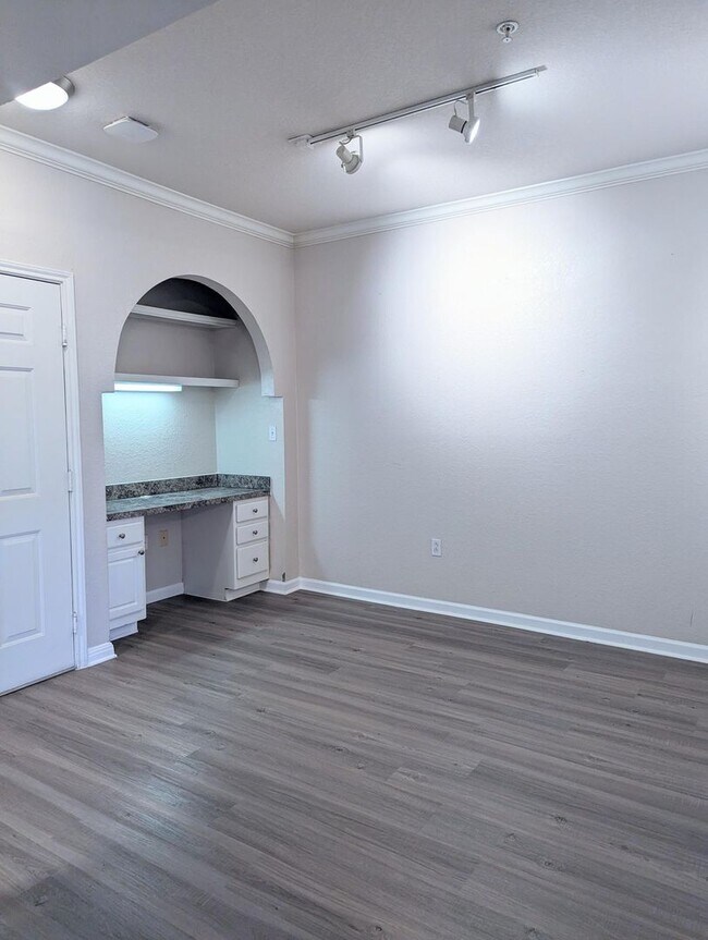 2x2 B4 New paint throughout, includes balc... Condo Condo for Rent in