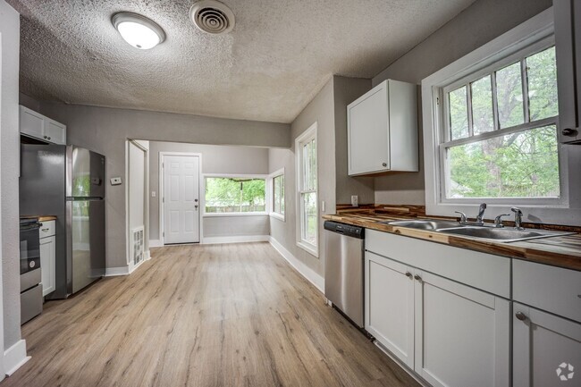 Building Photo - Freshly Updated 3 Bedroom House