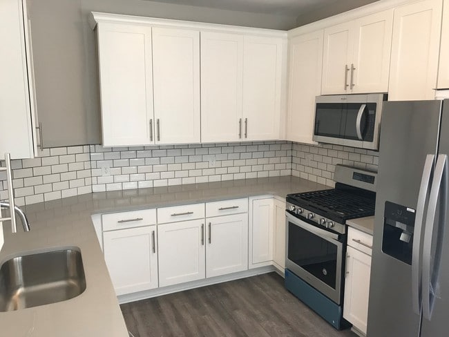 Photo - 800 S Main St