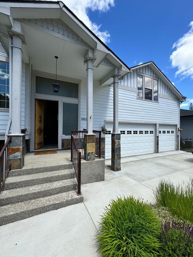 Stunning 4-Bedroom Home with Valley Views ... - Stunning 4-Bedroom Home with Valley Views ...