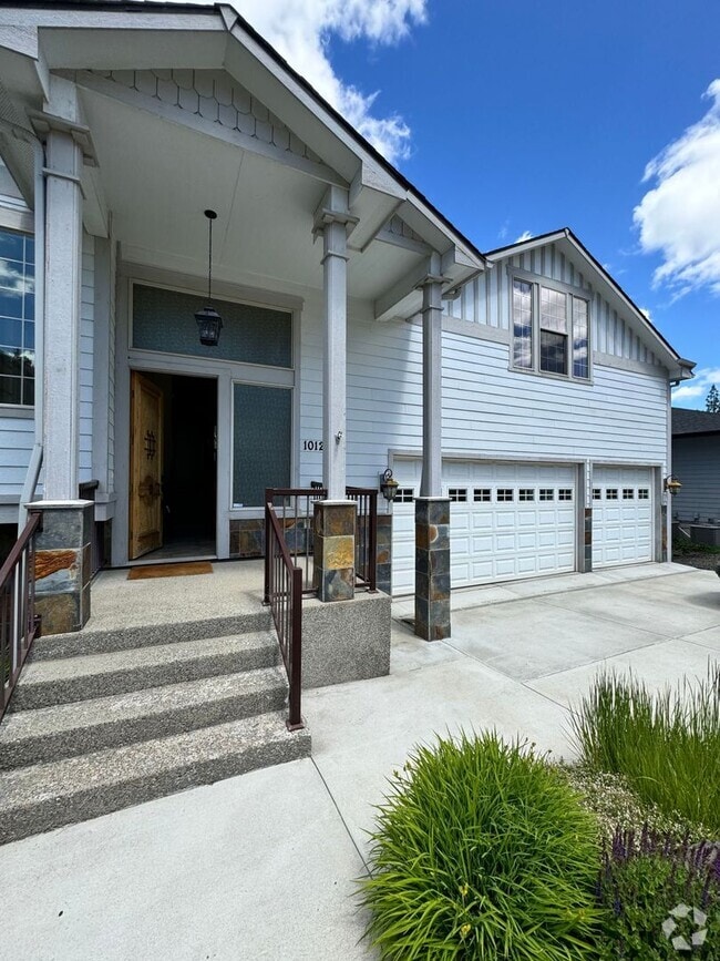 Building Photo - Stunning 4-Bedroom Home with Valley Views ...