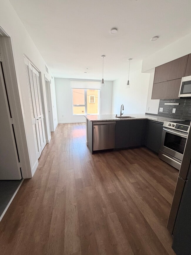 Photo - 2880 James M Wood Blvd Unidad 310
