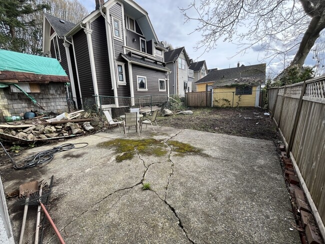 Photo - 566 Prior St