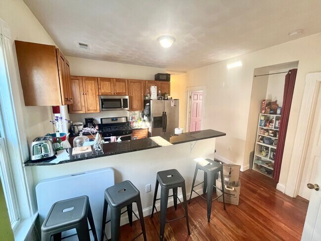 Building Photo - 8 Carmel St Unit 3