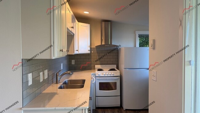 Photo - 609 68th Ave NE
