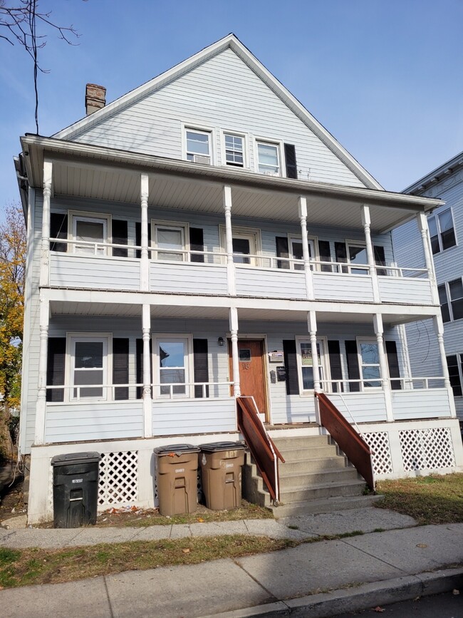 Building Photo - 18 E Walnut St Unit 3rd fl