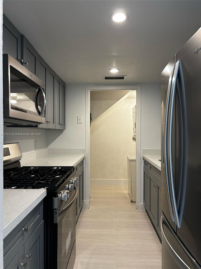 Photo - 1305 W 53rd St Apartamento Unidad 401