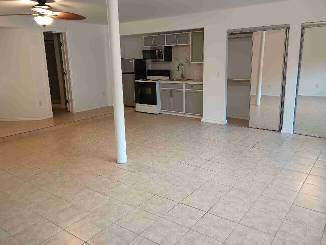 44610 E MacArthur St Unidad s