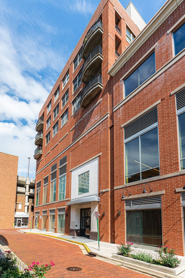 Building Photo - 1124 Lake St Unit 411