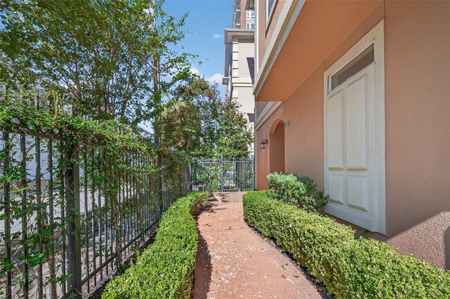 Photo - 817 Rosine St