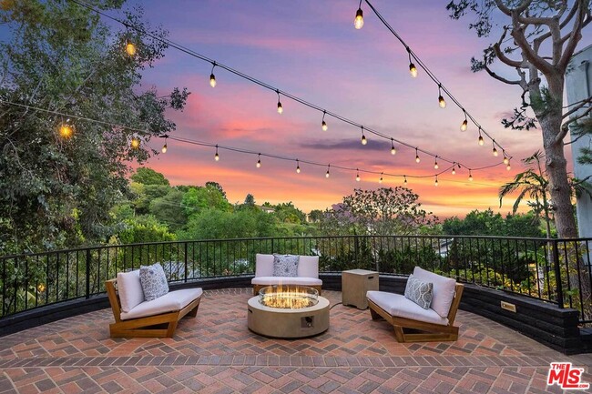 Building Photo - 9305 Beverlycrest Dr