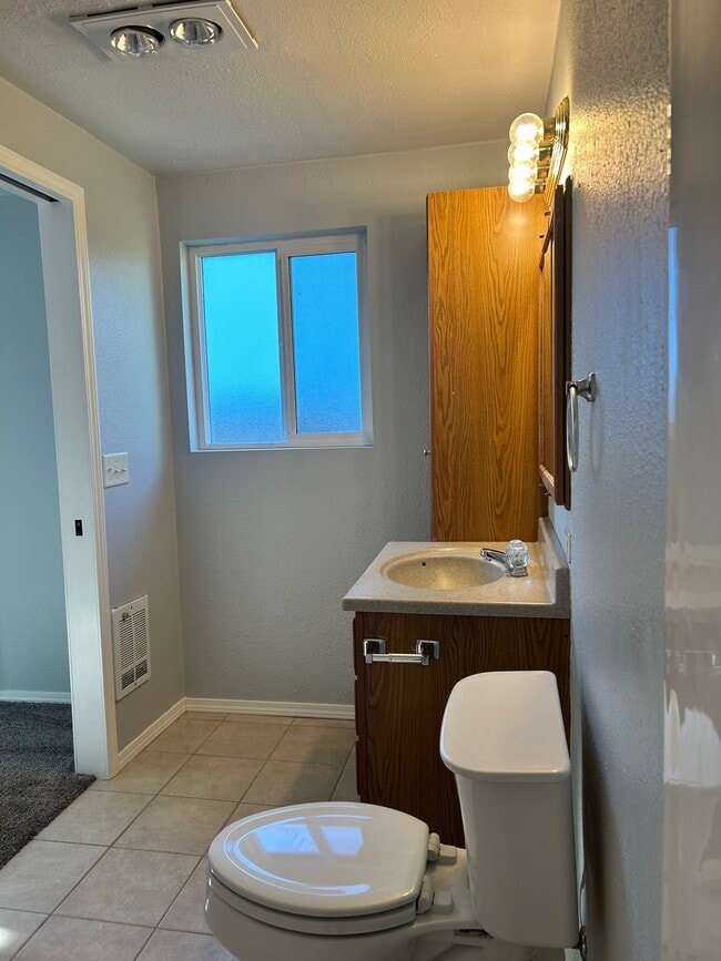 Photo - 2527 Smithers Ave S
