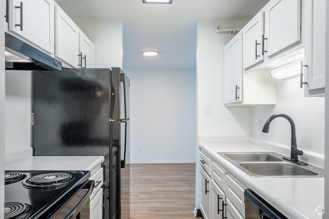 1BR, 1BA - 750SF - Kitchen