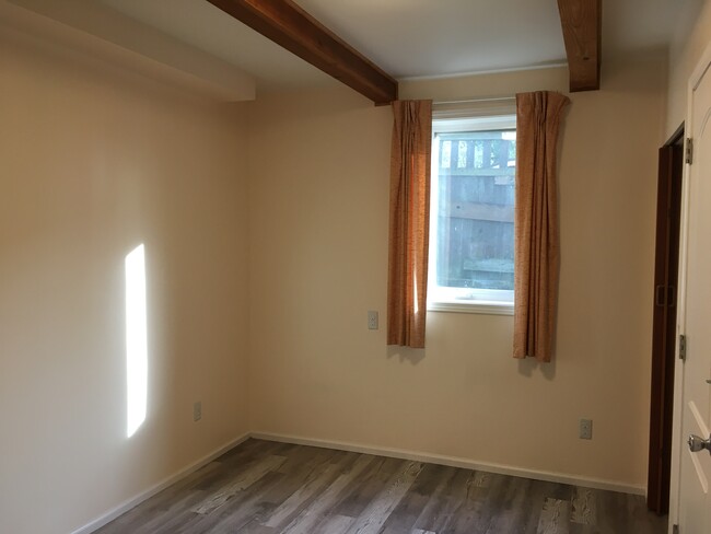 Building Photo - 14018 89th Ave NE Unit 1C-115SFBedroom-$900/month Rental