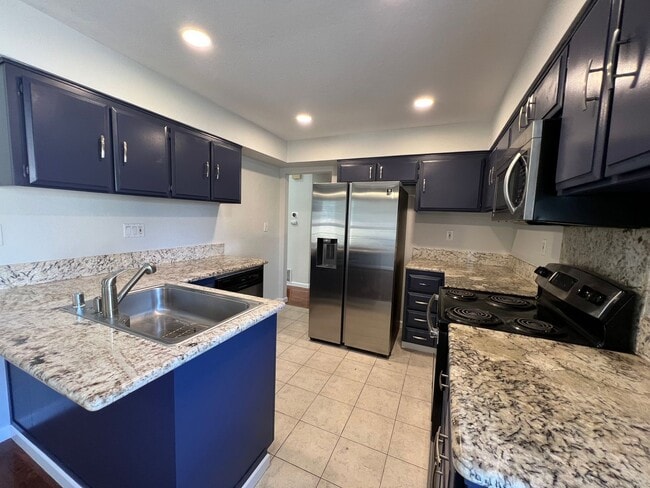 Building Photo - 2 bedroom/2 bath townhome in the heart of ...